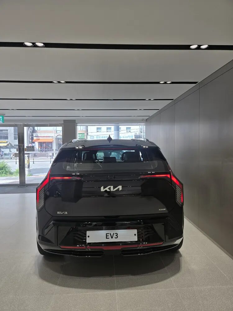 EV3 차량 충전구 부분